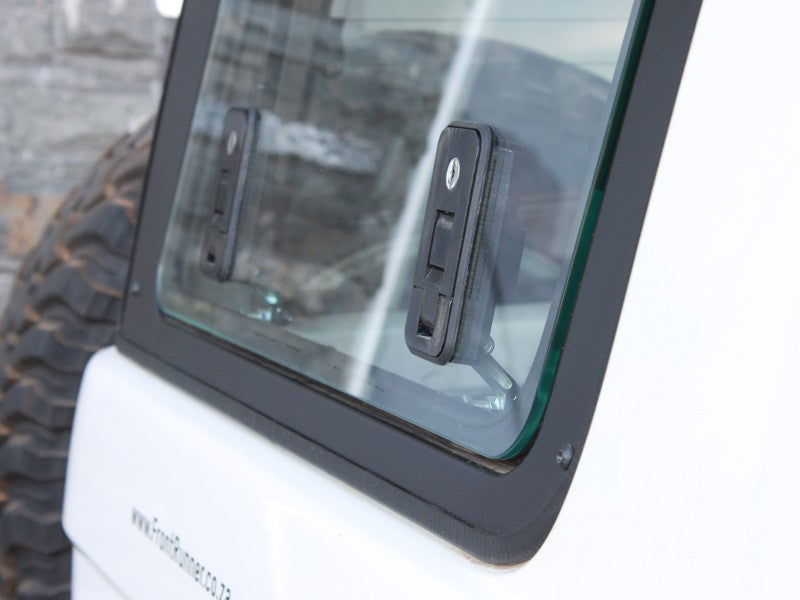 Hayon latéral en verre pour une Toyota Land Cruiser 76 / Fenêtre en verre au côté droit - de Front Runner